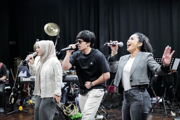 Expected to be the Diva of the Future, Here are 8 Photos of Ameena accompanying Krisdayanti's Dress Rehearsal before the Concert in Singapore - Her Shrill Scream is in the Spotlight