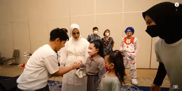 Expected to be The Next Couple Goals, Here are 10 Photos of Arsy Hermansyah's First Meeting with King Faaz - Holding Hands Moment Makes You Feel Emotional