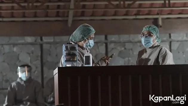 Sebelum masuk ke venue, penonton harus melakukan cek suhu dan swab antigen. Petugas disiapkan di lokasi untuk memastikan semua penonton bebas covid-19.