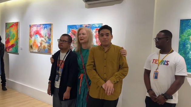 Held at the Luxury Gallery, 10 Photos of Omar's Solo Exhibition, Cindy Fatika Sari's Son Before Moving to Canada - His Paintings are in Demand by the Italian Ambassador