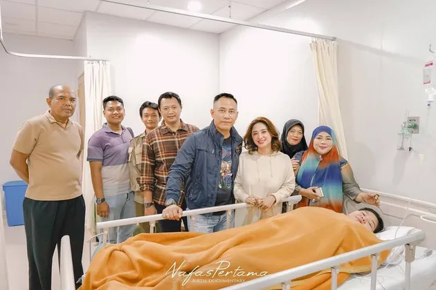 Rosa Meldianti Sepupu Dewi Perssik melahirkan