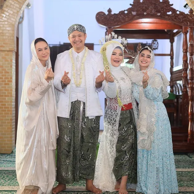 Rosa Meldianti Sepupu Dewi Perssik melahirkan