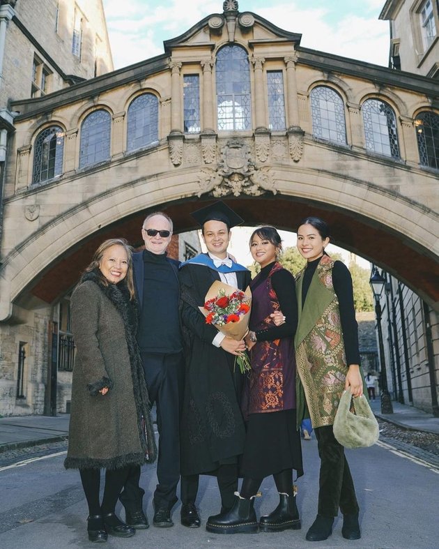 Tavan Dutton lulus dari kuliah S2 di University of Oxford jurusan Contemporary Chinese Studies yang dimulainya sejak 2021. 