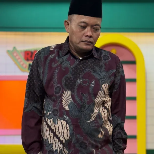 Sule berdiri pakai peci