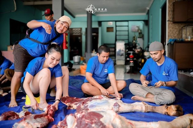 Criticism for Wearing Shorts, Here are 8 Photos of Ayu Ting Ting as a 'Butcher' During Idul Adha - Total of 3 Jumbo Cows Sacrificed