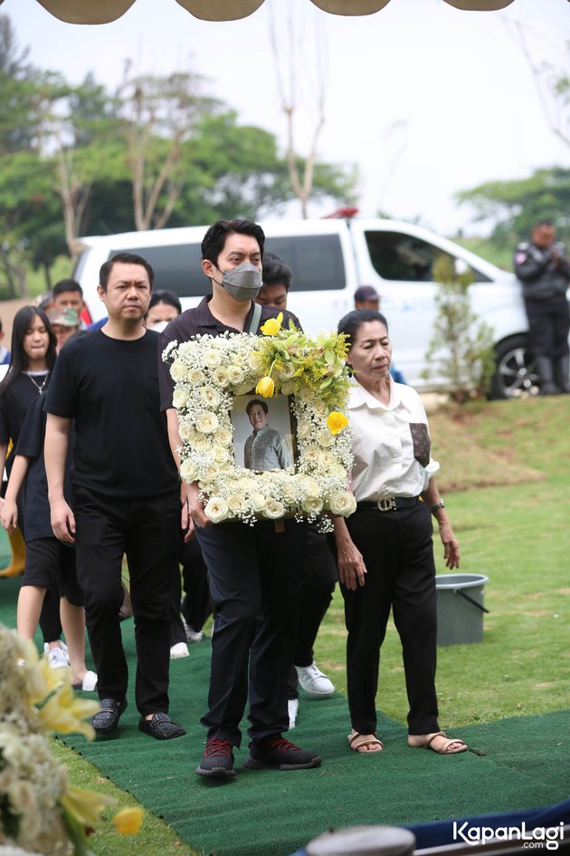 Accompanied by Tears, 10 Photos of the Funeral Process of Edric Tjandra's Father at Sandiego Hill