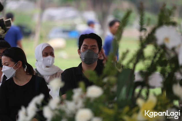 Accompanied by Tears, 10 Photos of the Funeral Process of Edric Tjandra's Father at Sandiego Hill