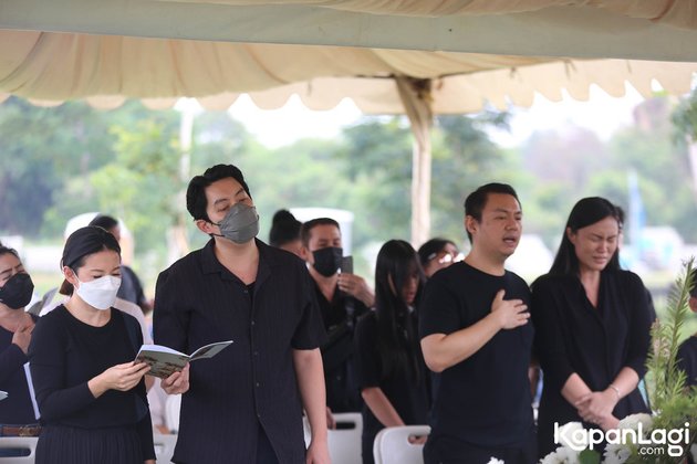 Accompanied by Tears, 10 Photos of the Funeral Process of Edric Tjandra's Father at Sandiego Hill