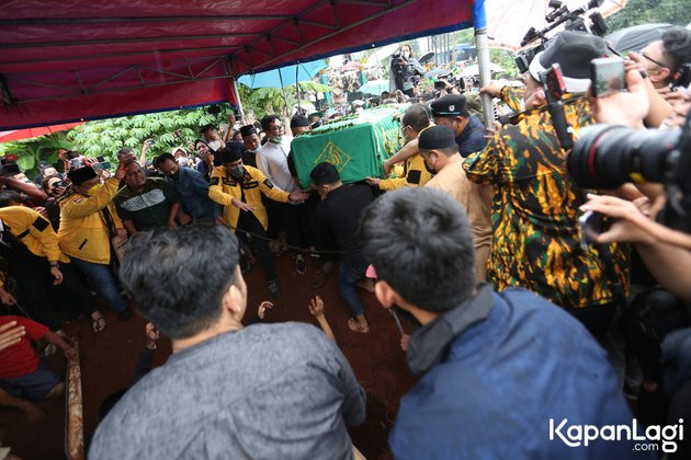 Accompanied by Family's Tears, 20 Moments of Vanessa Angel and Bibi Ardiansyah's Funeral: Buried Side by Side in One Grave
