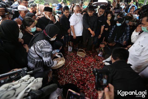 Accompanied by Family's Tears, 20 Moments of Vanessa Angel and Bibi Ardiansyah's Funeral: Buried Side by Side in One Grave