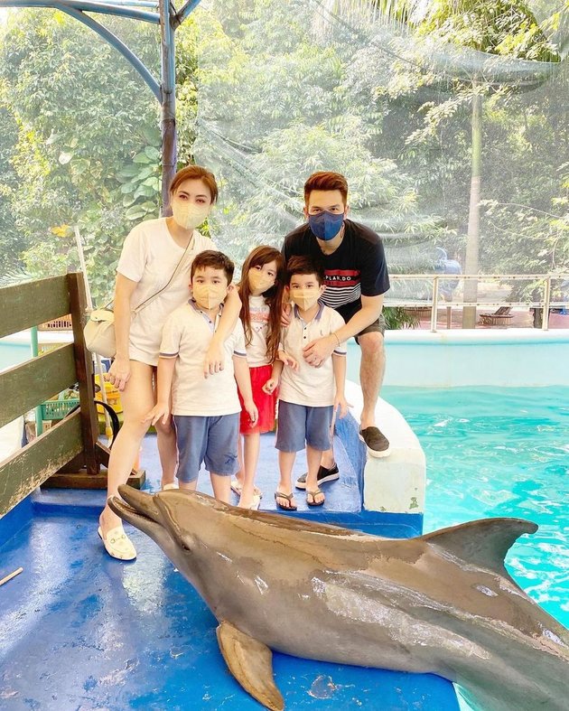 Rumored to Divorce, Dhena Devanka Posts Vacation Photos with Jonathan Frizzy and Children - Relieves Netizens