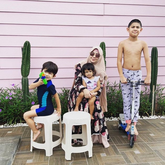 Rizty Tagor's Compact and Always Happy Taking Care of Her Three Children