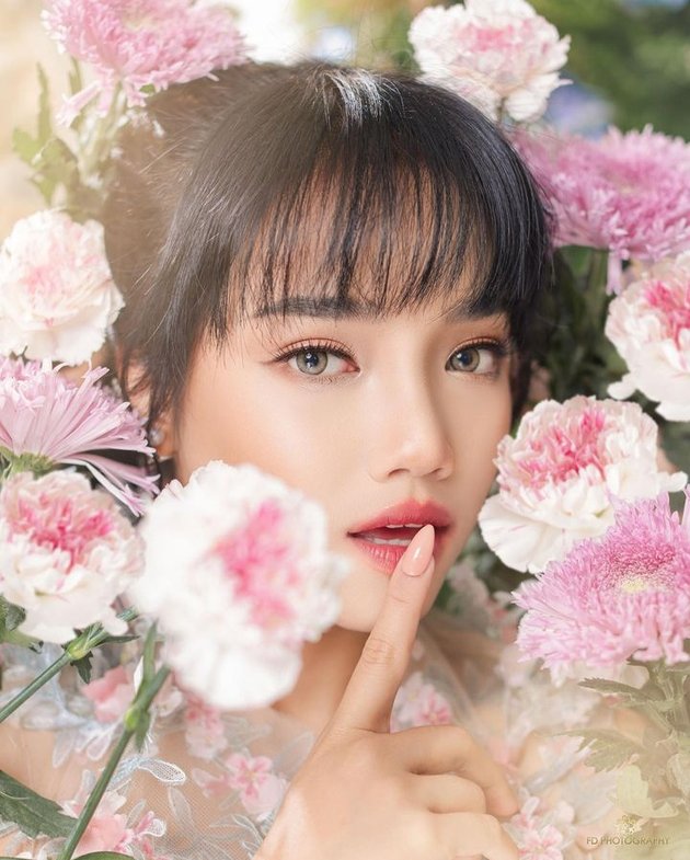 Fuji menjelma jadi peri nan cantik di pemotretan terbarunya bersama FD Photography. Semakin ke sini, skill modelling Fuji makin bagus dan natural.
