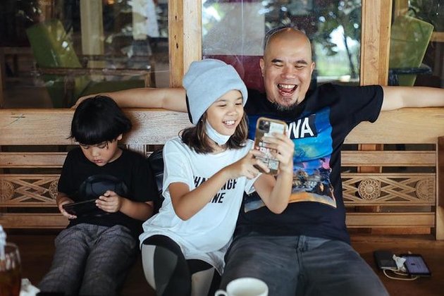 Dubbed the Most Expensive Baby Due to a Rp 10.8 Billion Contract, a Series of Sweet Moments of Ahmad Dhani and Safeea, the Rarely Highlighted Beloved Child