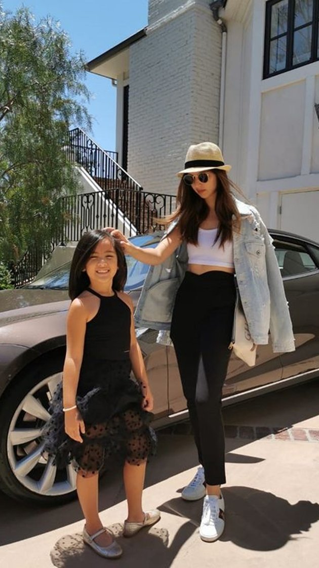 Dubbed True Hot Mom, Peek 8 Photos of Celebrities From Jessica Iskandar - Celine Evangelista Again Taking Care of Children