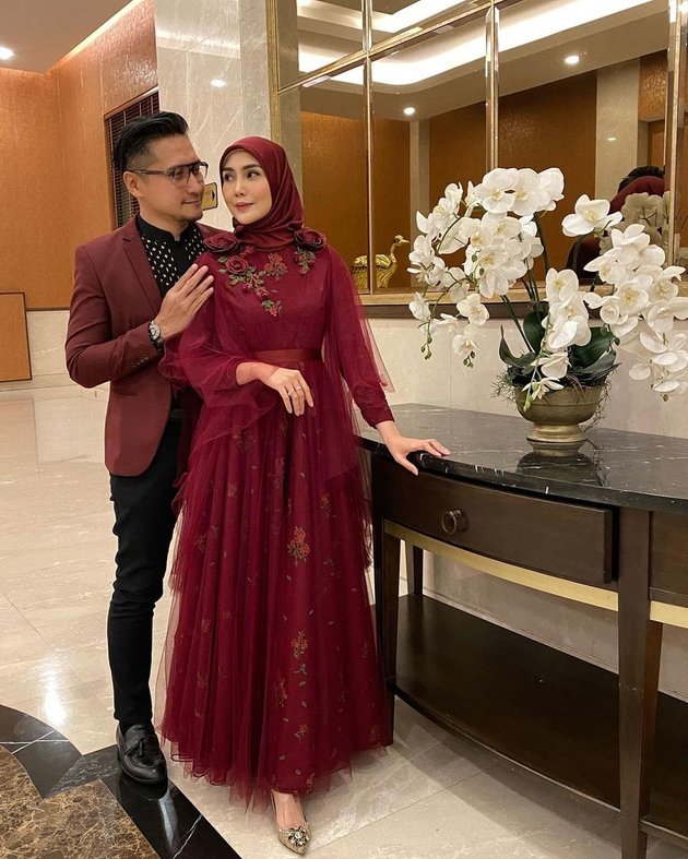 Reported to be Polygamous, 8 Portraits of Arie Untung and Fenita Arie who are Always Affectionate and Harmonious - Apparently Already Got Permission to Remarry