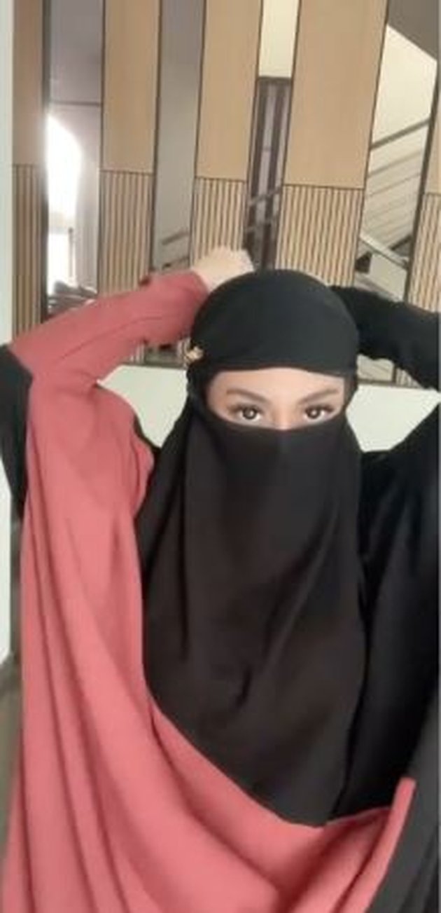 Reported Convert, 7 Portraits of Celine Evangelista in Hijab and Veil that are Even More Beautiful