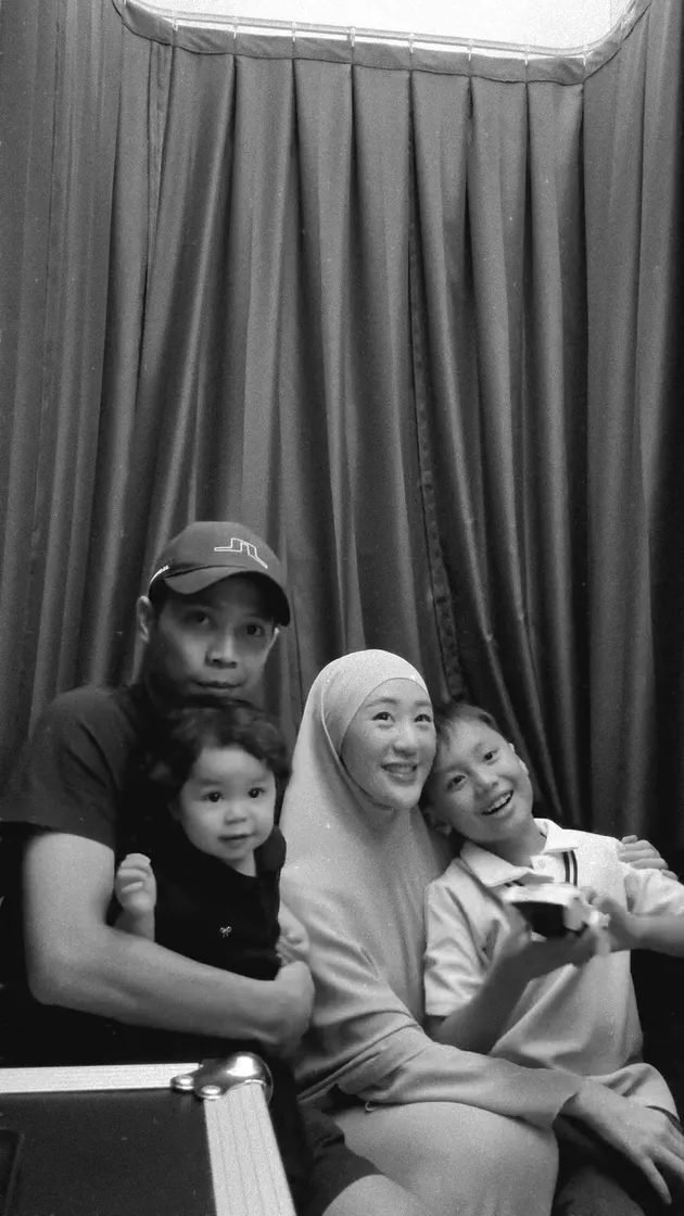 Larissa Chou bersama suami dan anak