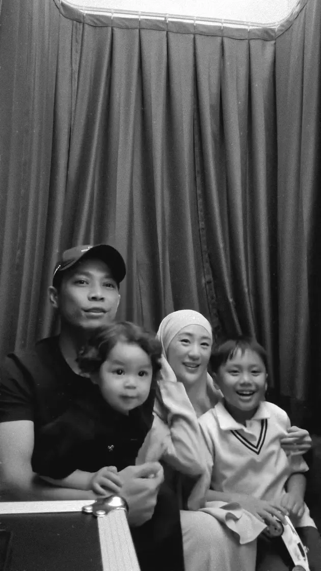 Larissa Chou dan keluarga harmonis