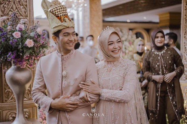 Reported to be Pregnant, Here are 15 Intimate Photos of Ria Ricis with Teuku Ryan at the Ngunduh Mantu Event - Her Stomach Becomes the Spotlight