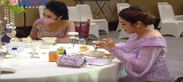 Reported Not Coming, Here are 10 Happy Photos of Krisdayanti Attending Aurel Hermansyah and Atta Halilintar's Engagement - Sitting Next to Ashanty