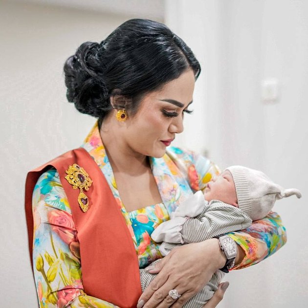 Blessed with Grandchild No. 2, Here are 8 Portraits of Kris Dayanti Taking Care of Baby Ameena and Azura - Beautiful Grandma Stays Forever Young