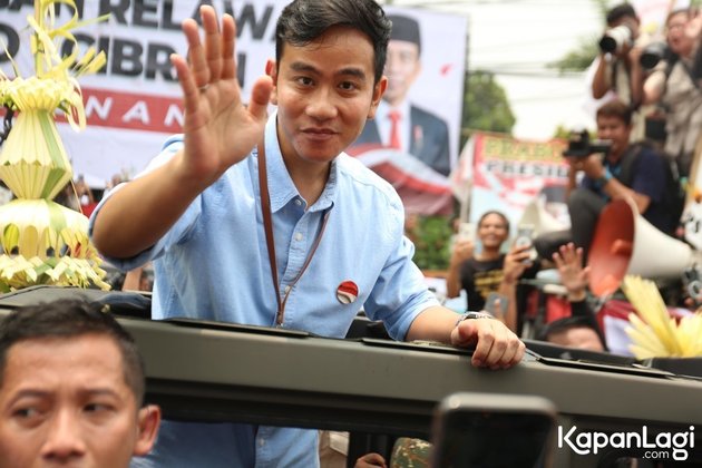Accompanied by Kaesang Pangarep, Photos of Gibran Rakabuming Paraded to the KPU to Register as Prabowo Subianto's Vice Presidential Candidate