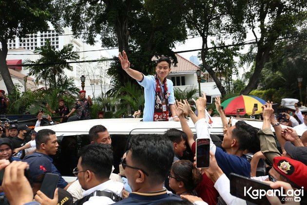 Accompanied by Kaesang Pangarep, Photos of Gibran Rakabuming Paraded to the KPU to Register as Prabowo Subianto's Vice Presidential Candidate