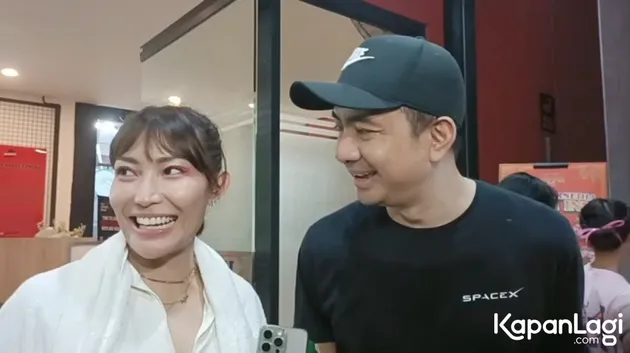 Ayu Dewi dan Regi Datau Main Padel Bareng