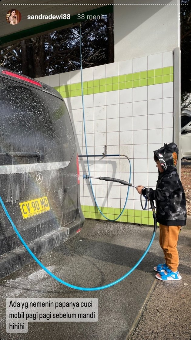Known Rich Since Birth, 8 Photos of Raphael Moeis, Sandra Dewi's Son, Learning to Wash His Own Car - Inheriting His Father's Hobby When He Was Little