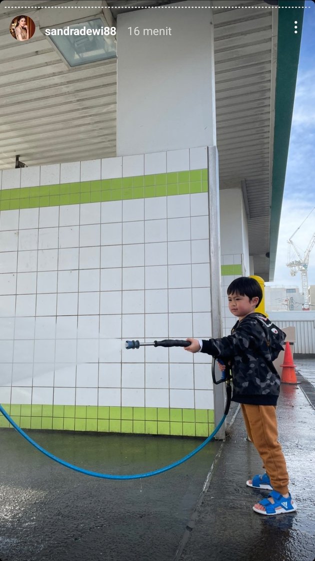 Known Rich Since Birth, 8 Photos of Raphael Moeis, Sandra Dewi's Son, Learning to Wash His Own Car - Inheriting His Father's Hobby When He Was Little
