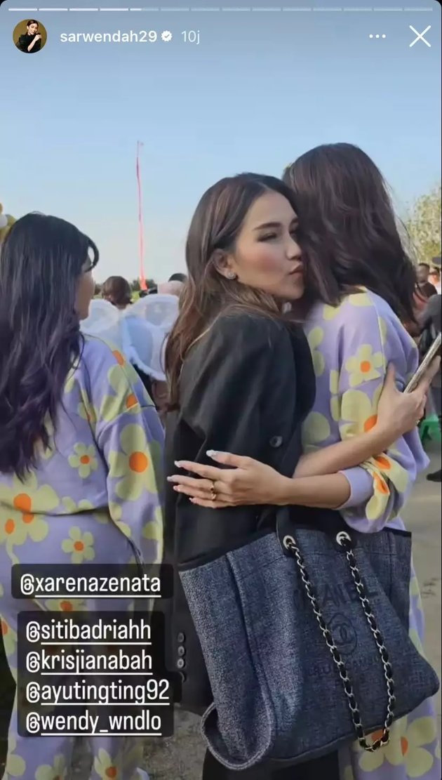 Berbeda dari tamu undangan yang lain, Ayu Ting Ting yang hadir bersamaan dengan Sarwendah itu kenakan outfit semi formal.