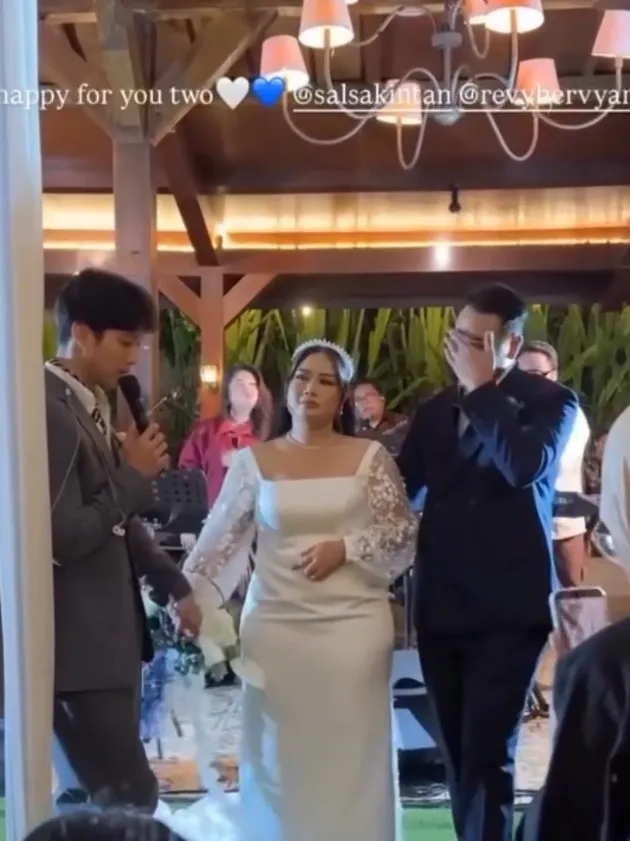 Dikta memberikan sepatah kata dua kata