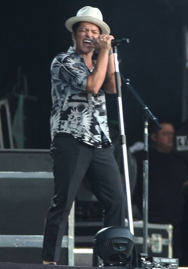 Pertama adalah Bruno Mars, penyanyi asal Hawaii ini terlihat memiliki perawakan yang tinggi. Namun jangan salah sangka dulu, setelah diukur tingginya hanya 5,5 kaki atau sekitar 167 centimeter.
