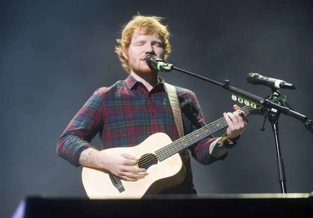 Selanjutnya ada si Teddy Bear, Ed Sheeran. Pria yang kerap tampil casual ini nampak tinggi di atas panggung. Tapi, sebenarnya ia tak setinggi itu lho dengan 176 centimeter.