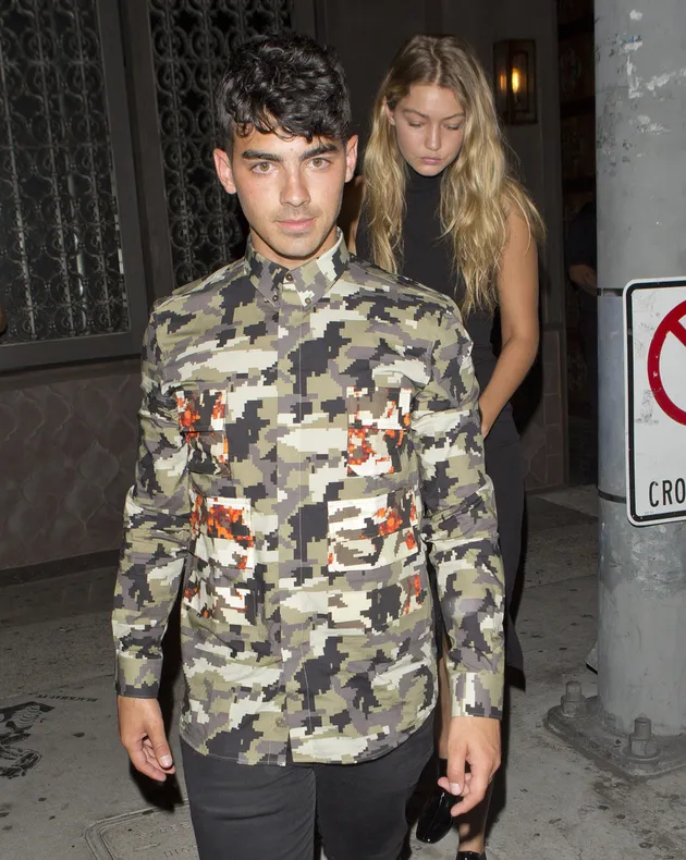 Tampak sekali bukan kalau Joe Jonas bersanding dengan Gigi Hadid seperti ini? Yup, pria ini hanya memiliki tinggi badan 173 centimeter, jauh dari Gigi Hadid yang tingginya sampai 178 centimeter.