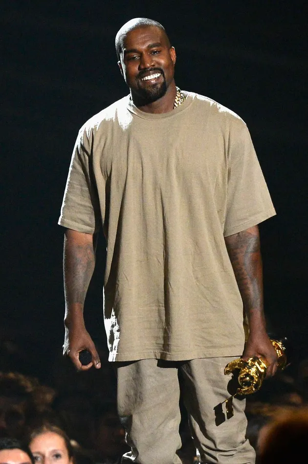 Melihat Kanye West dalam foto ini tentu kalian mengira tingginya samapai 185 centimeter atau lebih. Tetapi tingginya hanya mencapai 176 centimeter lho, KLovers.