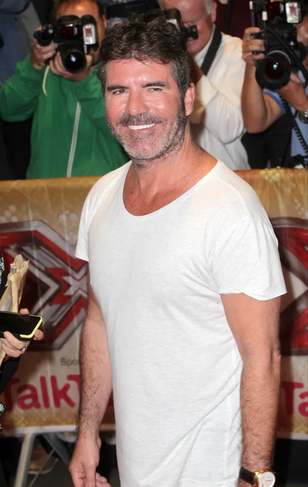 Berikutnya ada penemu bakat One Direction, Simon Cowell. Nampak berbadan tegap di layar kaca ternyata pria ini hanya memiliki tinggi 5.8 kaki atau setara 176 centimeter saja.