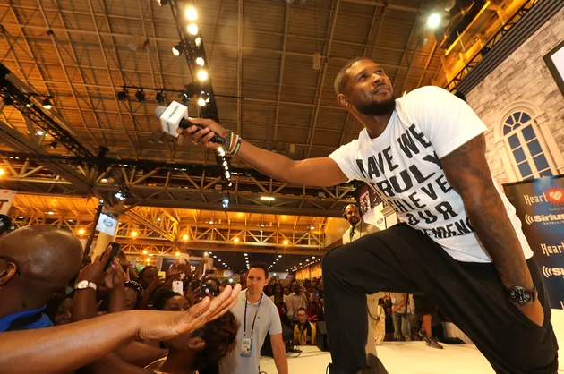 Satu nama lagi dari dunia rap adalah Usher. Pria yang berperawakan seperti pemain basket ini hanya memiliki tinggi badan 175 centimeter.