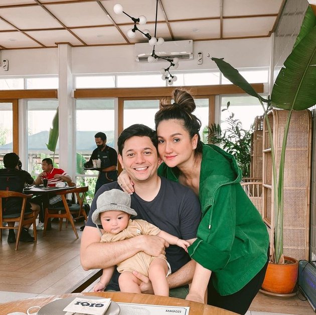 8 April 2017, Tengku Dewi Putri resmi dipersunting Andrew Andika. Kini keduanya semakin bahagia setelah Baby Eshan hadir di tengah-tengah keluarga kecil mereka.