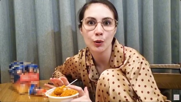 Official Trip to Korea, 10 Pictures of Arumi Bachsin Eating Spicy Noodles at Night - Perfectly Beautiful Even in Pajamas