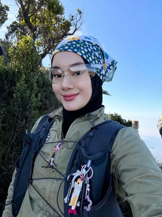 Dinda Hauw Selfie di Gunung