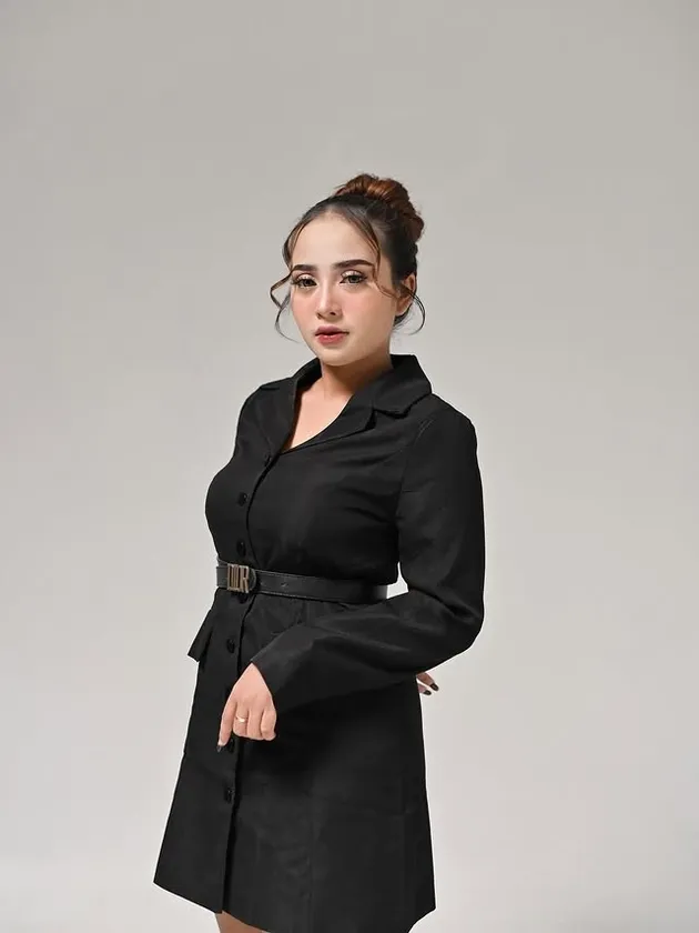 Dini Kurnia pakai dress hitam
