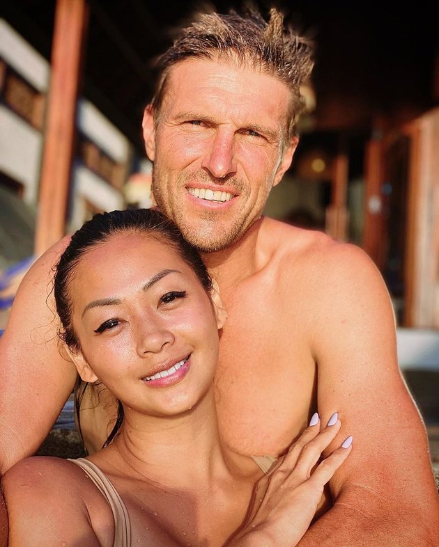 Married to a Convert Foreigner, Here are 11 Intimate Photos of Indah Kalalo and Her Husband that Rarely Exposed