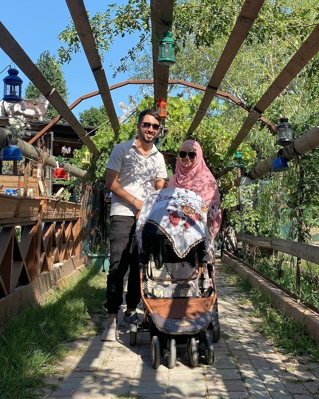 Married to a Turkish Man - Just Had a Child, 8 Photos and News of Siti Liza and Her Husband Out of the Spotlight