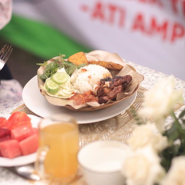 Romantic Dinner at Warung Pecel Ayam, Shireen Sungkar's Portraits Get a Funny Surprise from Teuku Wisnu