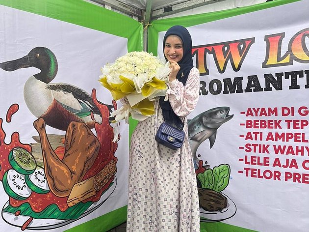 Romantic Dinner at Warung Pecel Ayam, Shireen Sungkar's Portraits Get a Funny Surprise from Teuku Wisnu