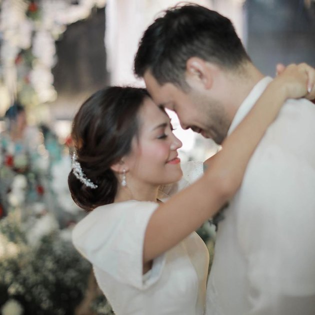 Married to a Handsome Foreigner, 9 Photos of Lala Karmela's Wedding Reception - First Kiss Moment with Husband Makes You Swoon