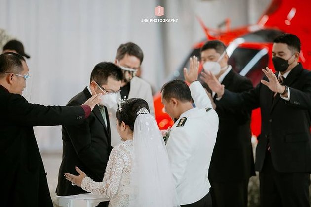 Pesta pernikahan Joy Tobing dan suami dihelat secara sederhana dan dihadiri keluarga serta kerabat dekat.