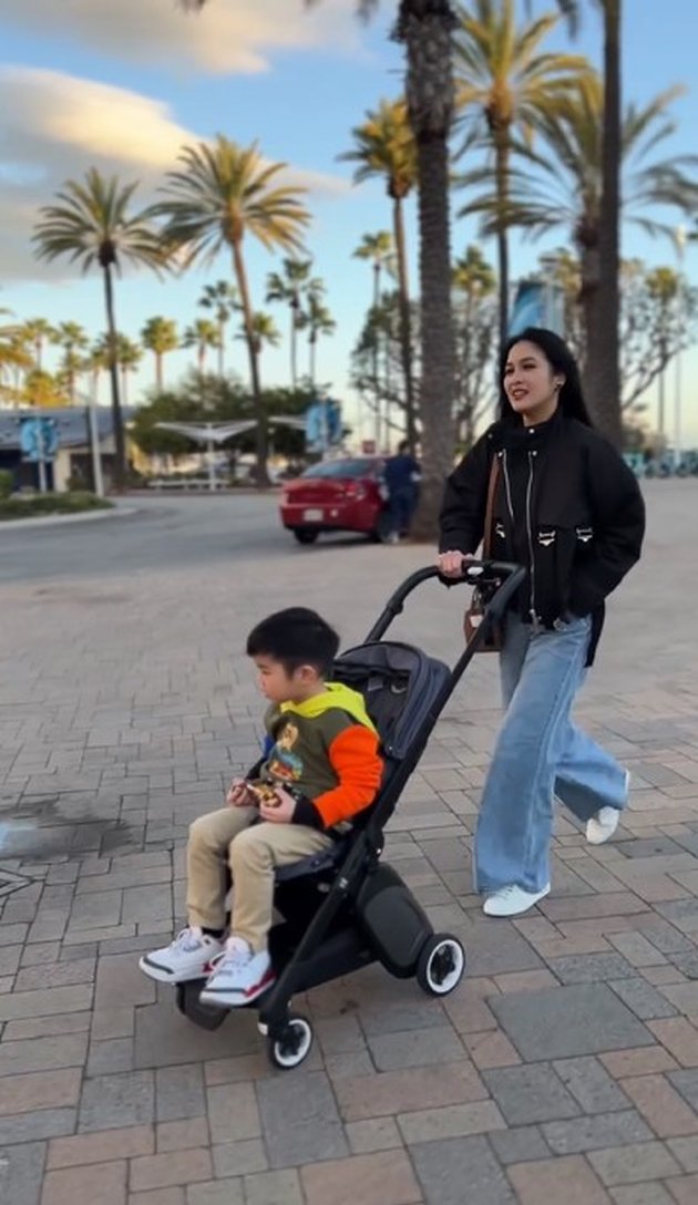 Criticism from Sultan Sok because the child still uses a stroller, this is Sandra Dewi's answer while walking in Los Angeles